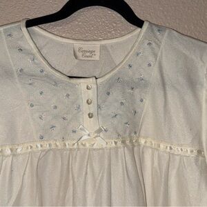 Carriage Court Women's Cream Nightgown